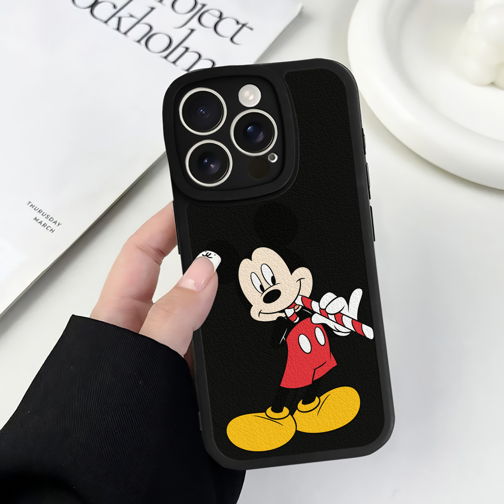 （画像用） ミッキーマウス Mickey Mouse 【iPhone 16シリーズ対応】シリコンスマホケース（レザー調） 材質：シリコン